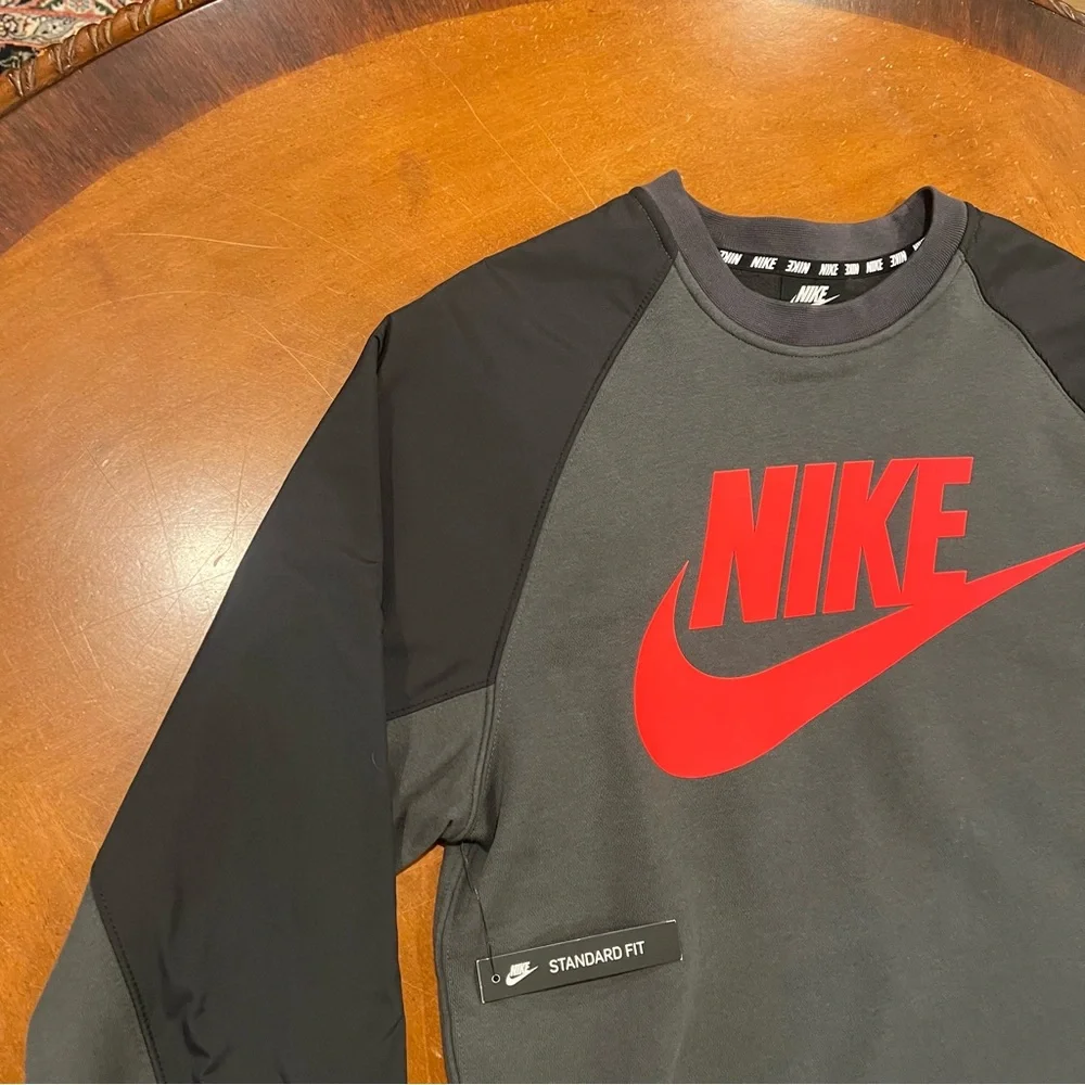 NWT $70 Nike Men’s Standard Fit Hybrid Sweatshirt Gray/Red Pullover Small Crew